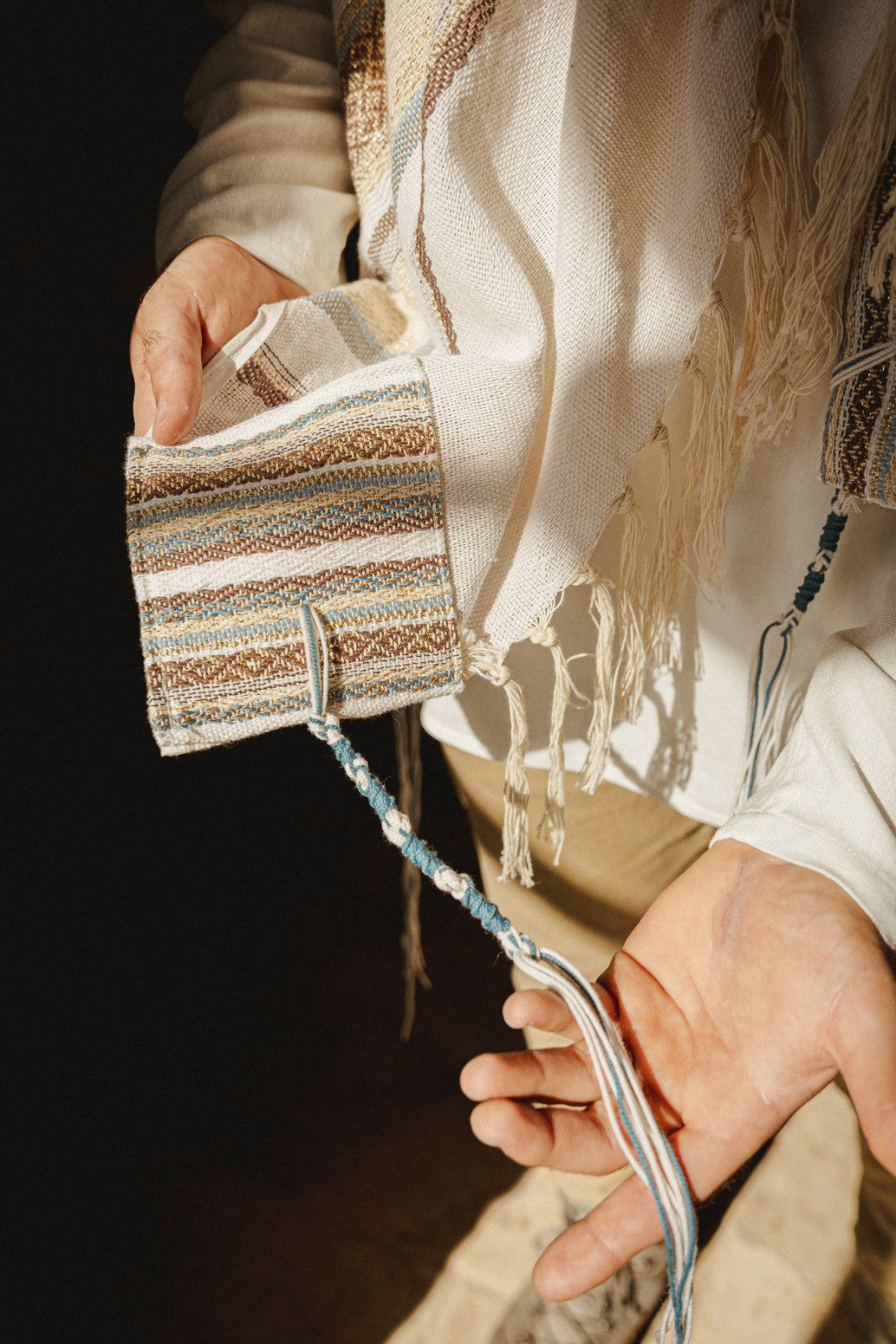 Hod Brown fully handwoven tallit – craftsmanship and woven details, view 10