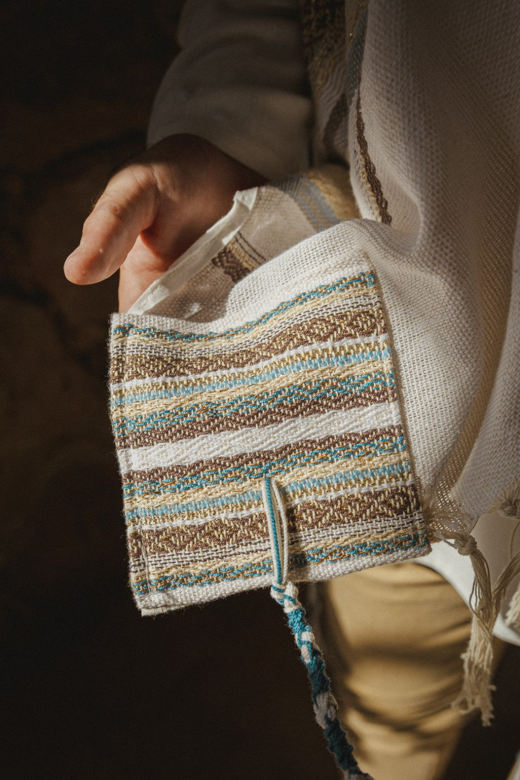 Hod Brown fully handwoven tallit – craftsmanship and woven details, view 9