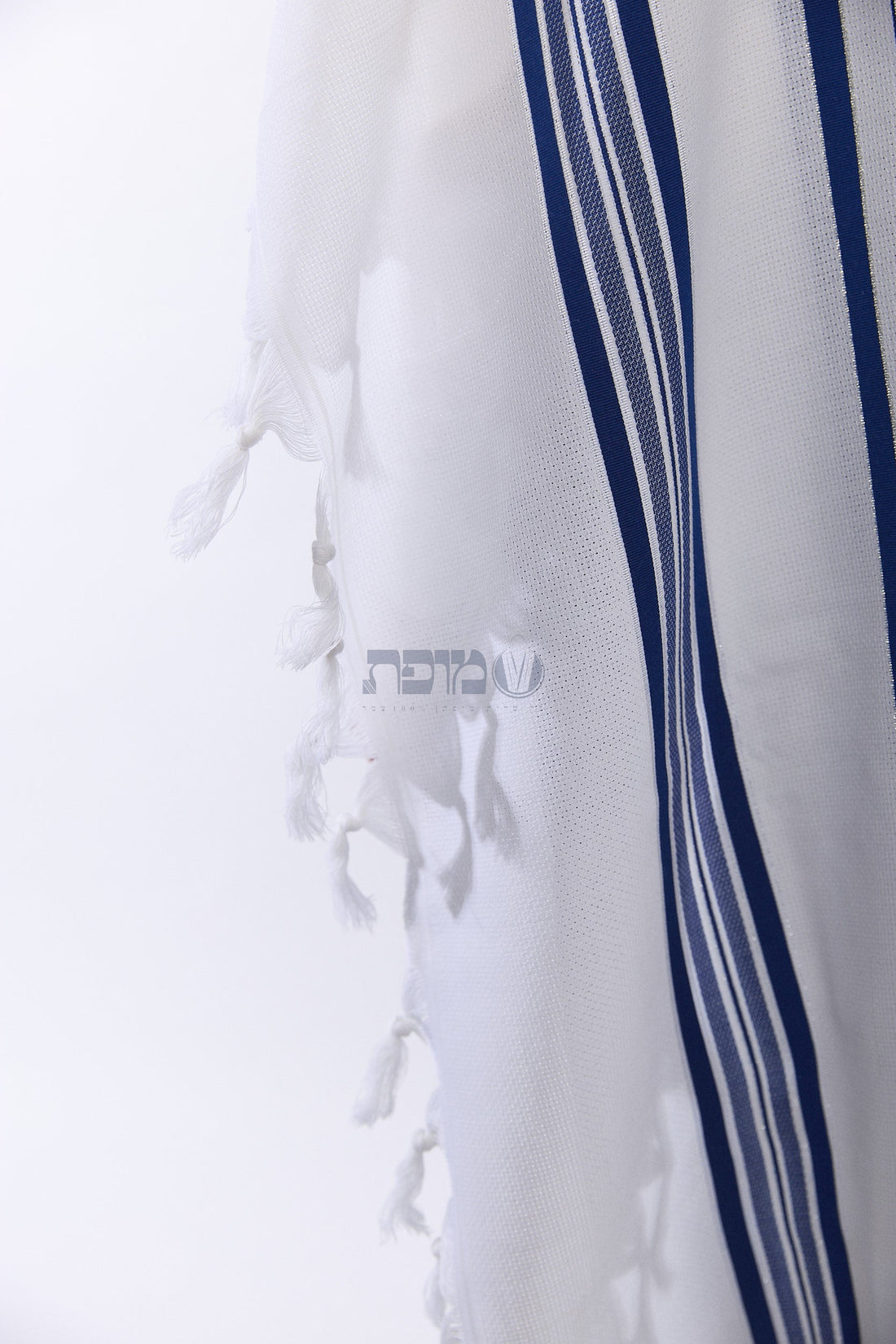 Lamenatzeach royal tallit view 5