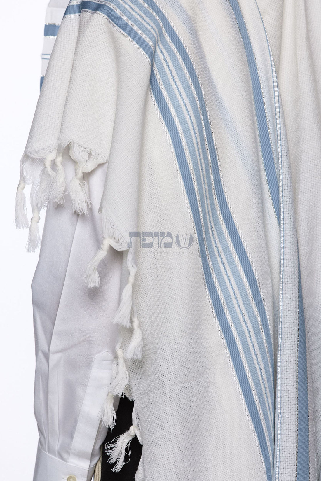 Lamenatzeach sky blue wool tallit – view 3